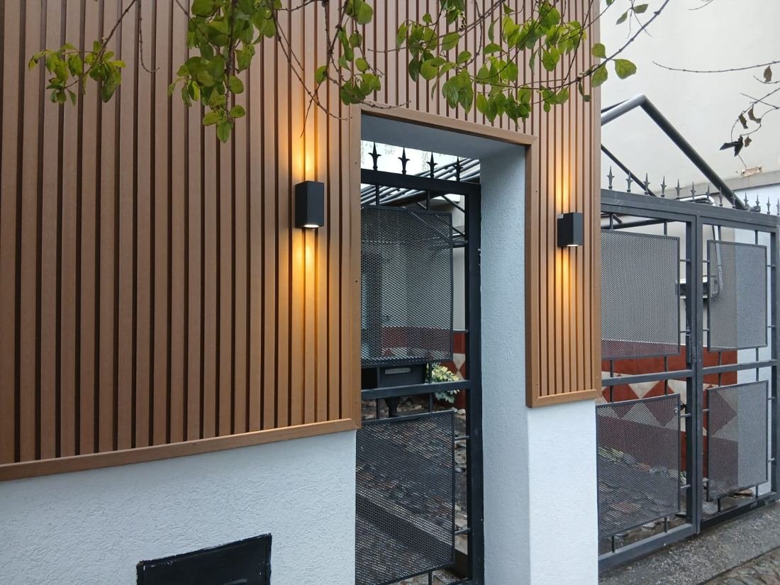 Frente revestido con wallpanel exterior varillado símil madera