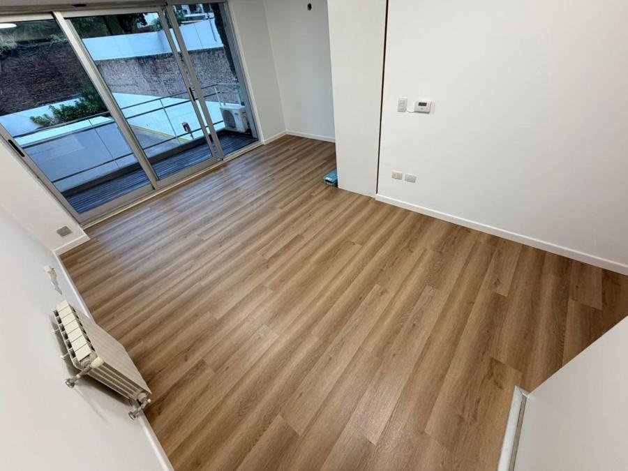 Living con piso símil madera